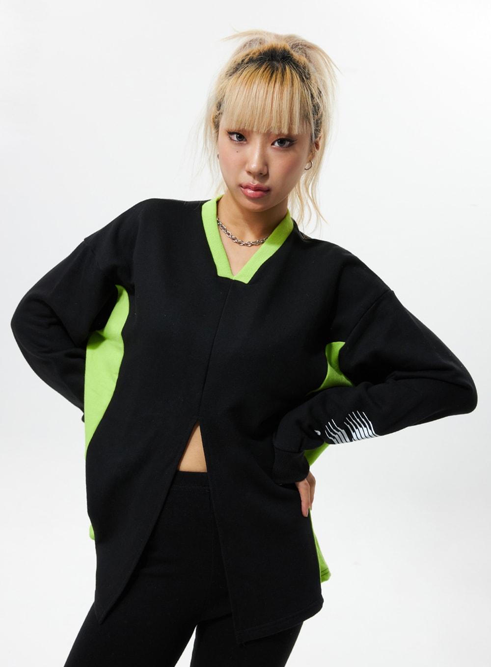 cut-out-v-neck-sweatshirt-is322 / Black