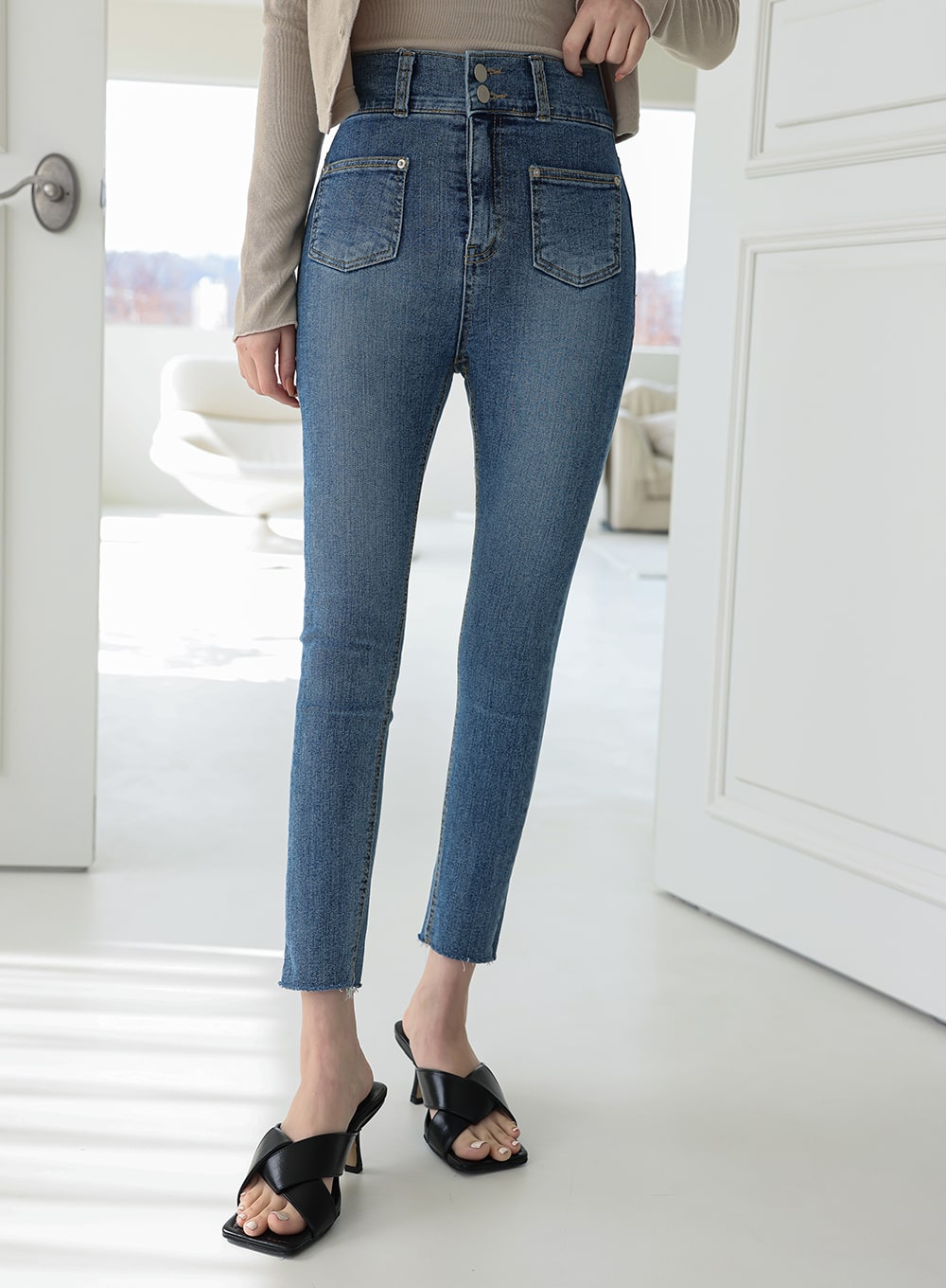 Double Button Raw Hem Skinny Jeans IA11